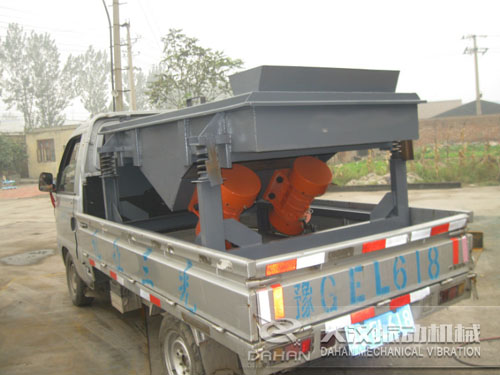 帶料斗直線振動(dòng)篩 帶料斗直線振動(dòng)篩